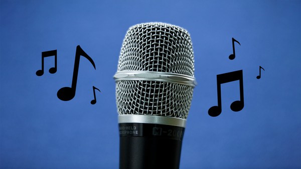 Musiknoten kreisen um Mikrofon herum