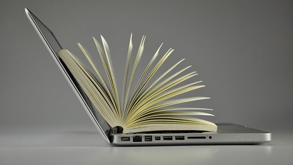 Ein Buch im Laptop