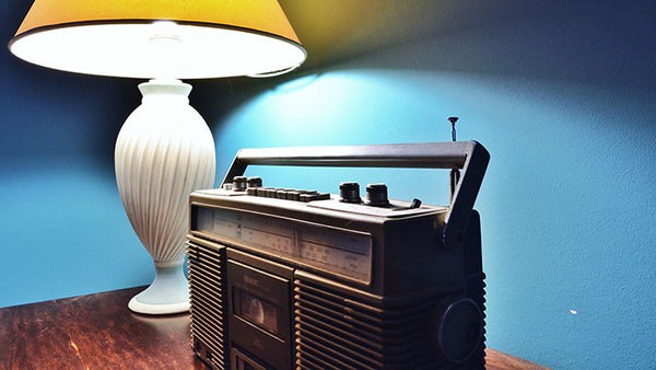 Ein altes Radio steht neben Nachtischlampe